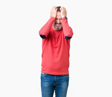 Çünkü çaresiz ve stresli baş ağrısı acı izole arka plan üzerinde kış kazak giymiş yakışıklı orta yaş ağarmış komuta sizde ağrı ve migren. Ellerini kafasına.