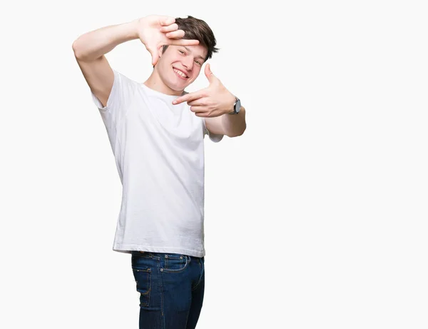 Joven Hombre Guapo Con Camiseta Blanca Casual Sobre Fondo Aislado — Foto de Stock