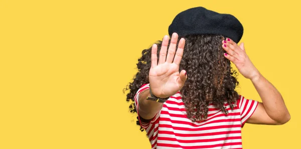 Junge Schöne Frau Mit Lockigem Haar Brille Und Modischer Baskenmütze — Stockfoto