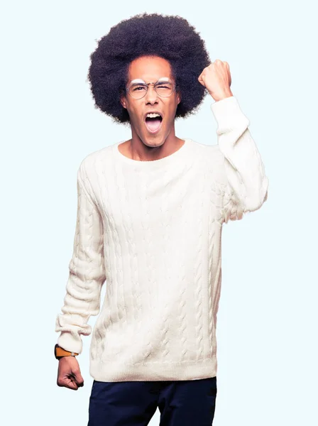 Jovem Afro Americano Com Cabelo Afro Usando Óculos Irritados Loucos — Fotografia de Stock