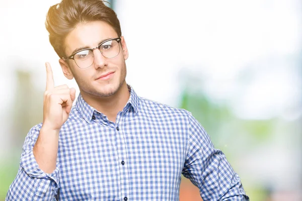 Молодой Красивый Мужчина Очках Изолированном Фоне Указывает Пальцем Успешную Идею — стоковое фото
