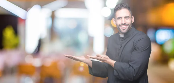 Joven Sacerdote Cristiano Sobre Fondo Aislado Señalando Lado Con Mano —  Fotos de Stock