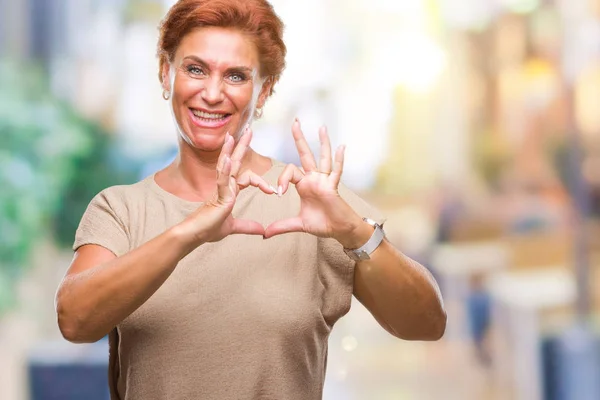 Attractief Senior Kaukasische Roodharige Vrouw Geïsoleerde Achtergrond Glimlachend Liefde Met — Stockfoto