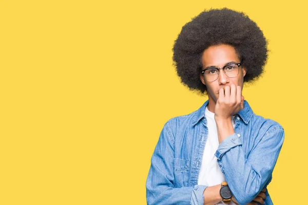 Americký Mladík Afro Vlasy Nosí Brýle Stresovaní Nervózní Rukama Ústech — Stock fotografie