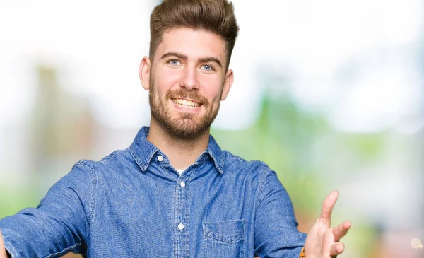 Homem Loiro Bonito Jovem Vestindo Camisa Jeans Casual Olhando Para — Fotografia de Stock