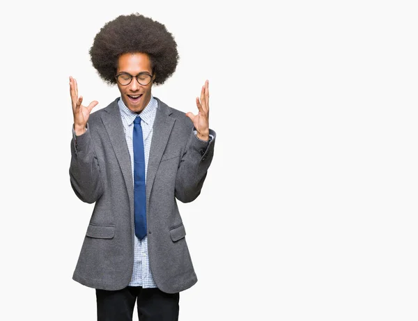 Joven Hombre Negocios Afroamericano Con Cabello Afro Usando Gafas Celebrando —  Fotos de Stock