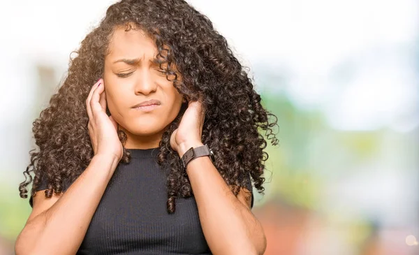 Joven Hermosa Mujer Con Pelo Rizado Cubriendo Las Orejas Con — Foto de Stock