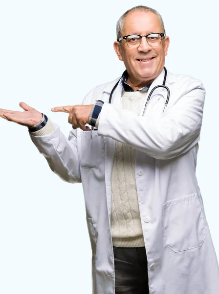 Schöner Oberarzt Mann Medizinischem Mantel Erstaunt Und Lächelnd Die Kamera — Stockfoto