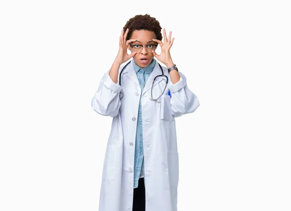 年轻的非洲女医生在孤立的背景下穿着医疗外套试图用手指睁开眼睛 昏昏欲睡 因早晨疲劳而疲惫 — 图库照片