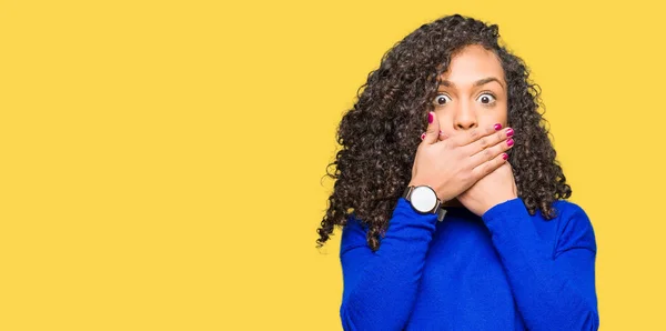 Jonge Mooie Vrouw Met Krullend Haar Dragen Winter Trui Geschokt — Stockfoto