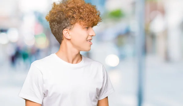 Homem Bonito Jovem Com Cabelo Afro Vestindo Shirt Branca Casual — Fotografia de Stock