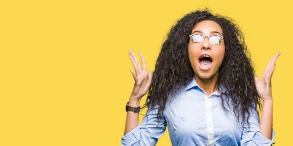 Young Beautiful Business Girl Curly Hair Wearing Glasses Celebrating Crazy — Stock Photo, Image