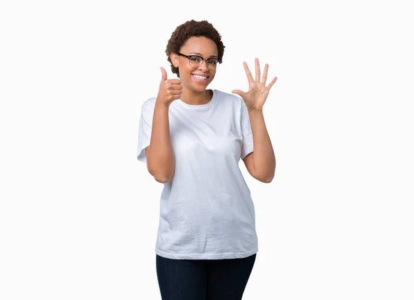 Hermosa Mujer Afroamericana Joven Con Gafas Sobre Fondo Aislado Mostrando — Foto de Stock