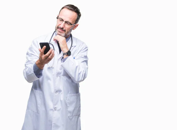 Mezza Età Anziano Hoary Medico Uomo Sms Utilizzando Smartphone Sfondo — Foto Stock