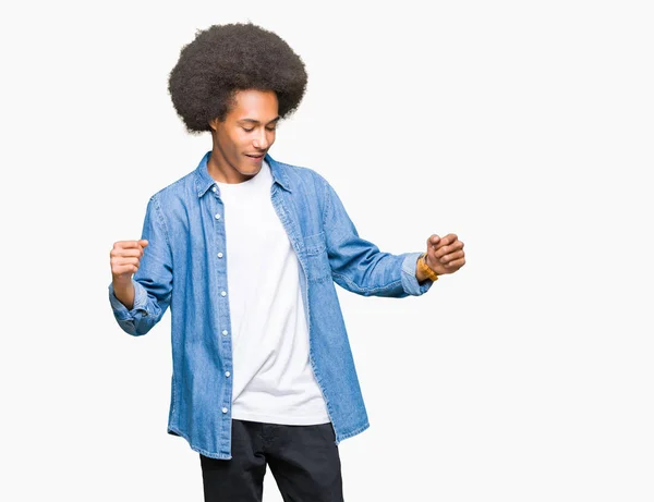 Jeune Homme Afro Américain Aux Cheveux Afro Danser Heureux Joyeux — Photo