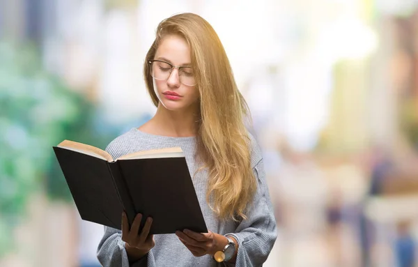 Mladá Krásná Blondýnka Čtení Knihy Izolované Pozadí Výrazem Věří Inteligentní — Stock fotografie