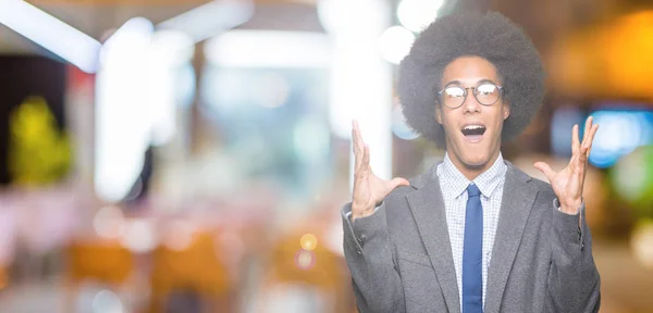 Giovane Uomo Affari Afro Americano Con Capelli Afro Indossa Occhiali — Foto Stock