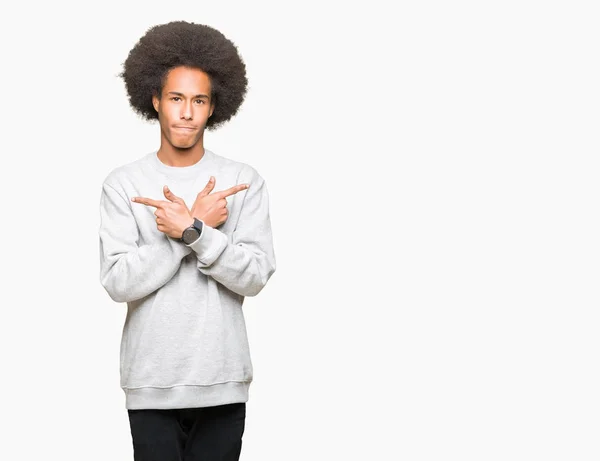 아프리카 머리를 아프리카계 미국인 남자는 손가락으로 양측을 가리키는 스포티 스웨트 — 스톡 사진
