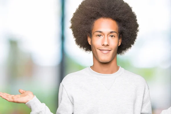 Ung Afrikansk Amerikansk Man Med Afro Hår Bär Sportig Tröja — Stockfoto