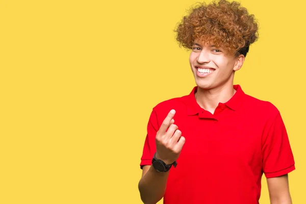 Kırmızı Shirt Beckoning Giyen Afro Saçlı Genç Yakışıklı Adam Gelip — Stok fotoğraf