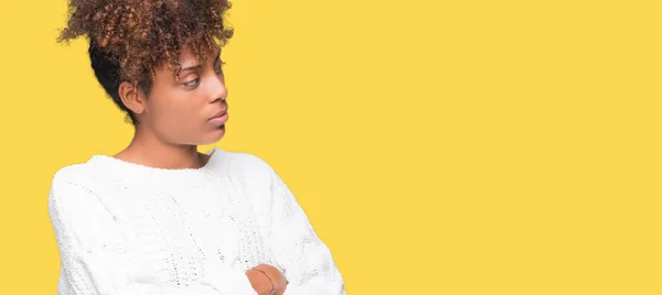 腕側に見て笑っている孤立した背景に美しい若いアフリカ系アメリカ人女性着て冬セーター交差確信と自信を持って — ストック写真