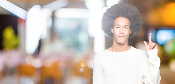 Giovane Uomo Afro Americano Con Capelli Afro Che Indossa Maglione — Foto Stock