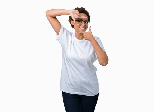 Hermosa Mujer Afroamericana Joven Con Gafas Sobre Fondo Aislado Sonriendo — Foto de Stock