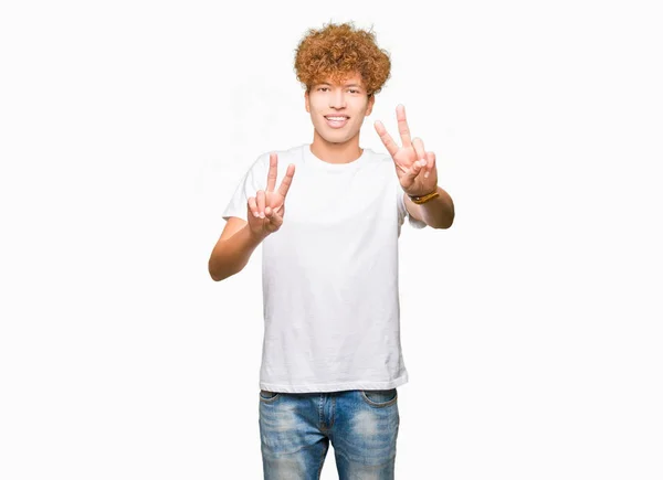 Joven Hombre Guapo Con Pelo Afro Usando Casual Camiseta Blanca —  Fotos de Stock