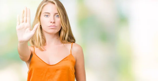 Mooie Jonge Vrouw Die Het Dragen Van Oranje Shirt Geïsoleerde — Stockfoto