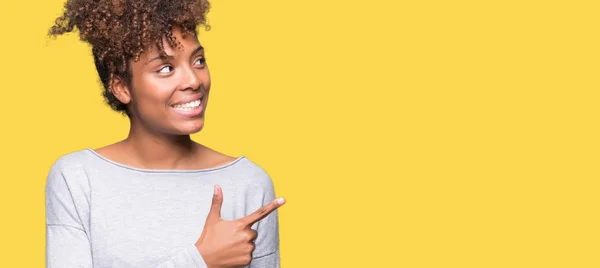 Hermosa Mujer Afroamericana Joven Sobre Fondo Aislado Alegre Con Una —  Fotos de Stock