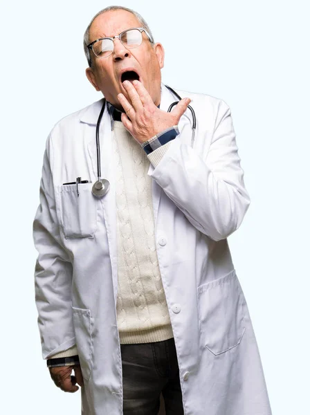 Bell Uomo Anziano Medico Che Indossa Cappotto Medico Annoiato Sbadigliando — Foto Stock