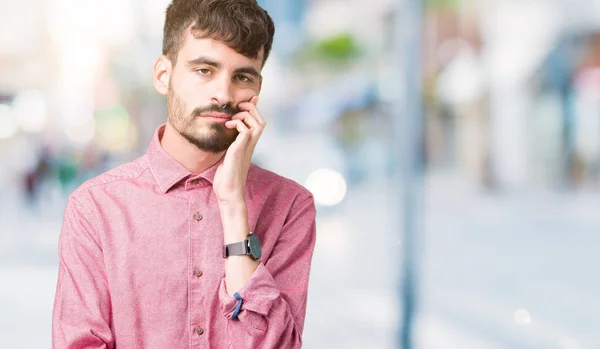 Joven Hombre Guapo Con Camisa Rosa Sobre Fondo Aislado Pensando —  Fotos de Stock