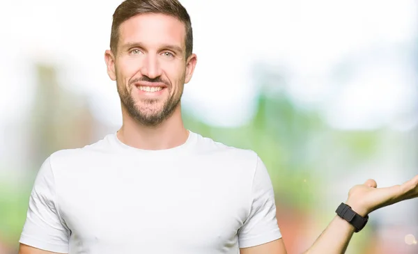 Bonito Homem Vestindo Casual Shirt Branca Sorrindo Mostrando Ambas Mãos — Fotografia de Stock