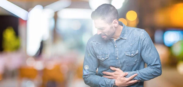 Homem Bonito Jovem Sobre Fundo Isolado Com Mão Sobre Estômago — Fotografia de Stock