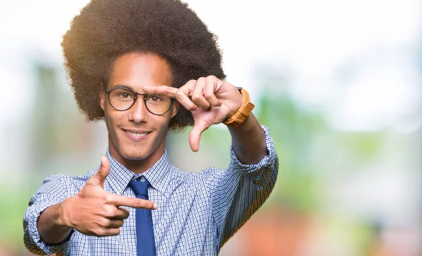 Joven Hombre Negocios Afroamericano Con Cabello Afro Usando Gafas Sonriente —  Fotos de Stock