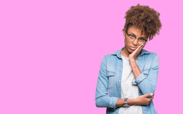 Hermosa Mujer Afroamericana Joven Con Gafas Sobre Fondo Aislado Pensando — Foto de Stock