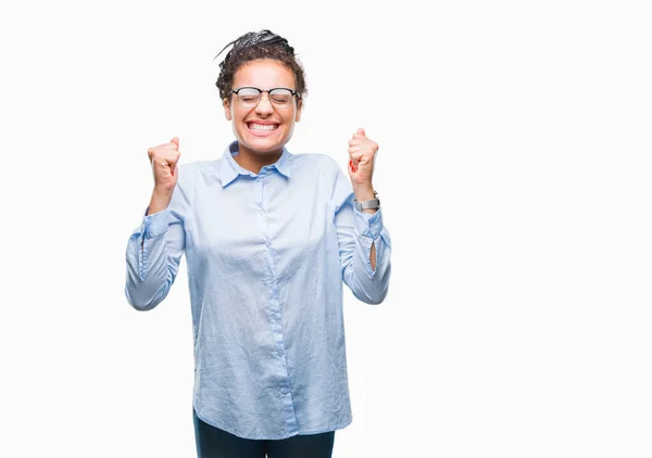 Joven Chica Negocios Afroamericana Trenzada Con Gafas Sobre Fondo Aislado — Foto de Stock