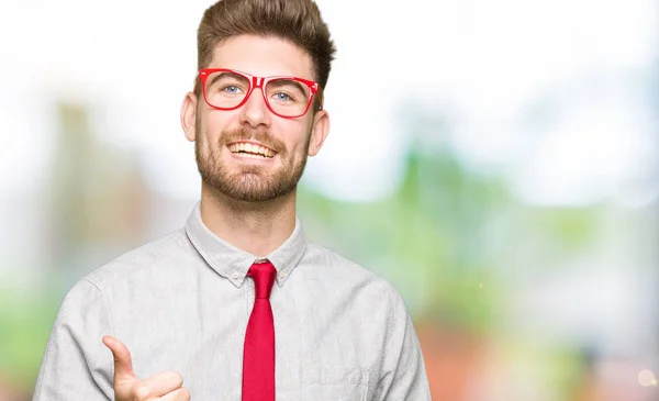 Jovem Homem Negócios Bonito Usando Óculos Fazendo Polegares Felizes Gesto — Fotografia de Stock