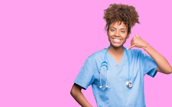 Joven Mujer Médica Afroamericana Sobre Fondo Aislado Sonriendo Haciendo Gesto — Foto de Stock