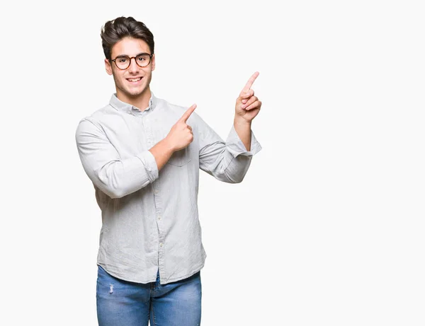 Joven Hombre Guapo Con Gafas Sobre Fondo Aislado Sonriendo Mirando —  Fotos de Stock