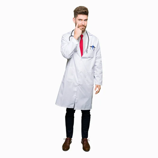 Joven Doctor Guapo Con Abrigo Médico Señalando Ojo Observándote Gesto — Foto de Stock