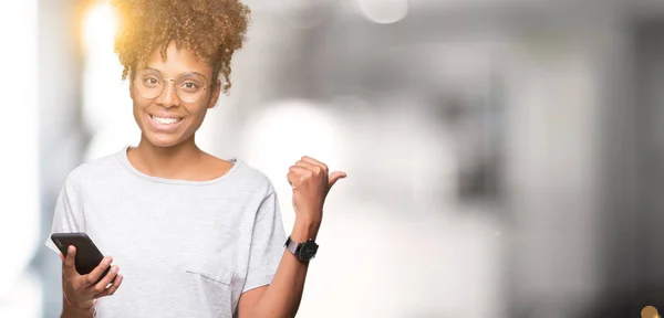 Jeune Femme Afro Américaine Utilisant Smartphone Sur Fond Isolé Pointant — Photo