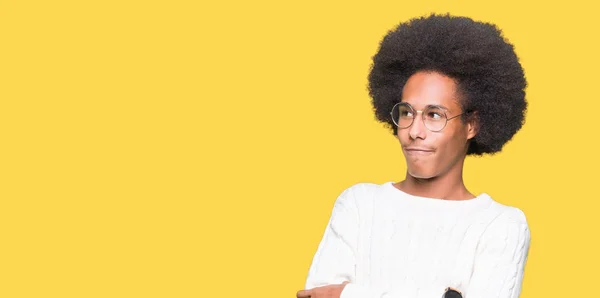 Joven Afroamericano Con Pelo Afro Vistiendo Gafas Sonriente Mirando Lado —  Fotos de Stock