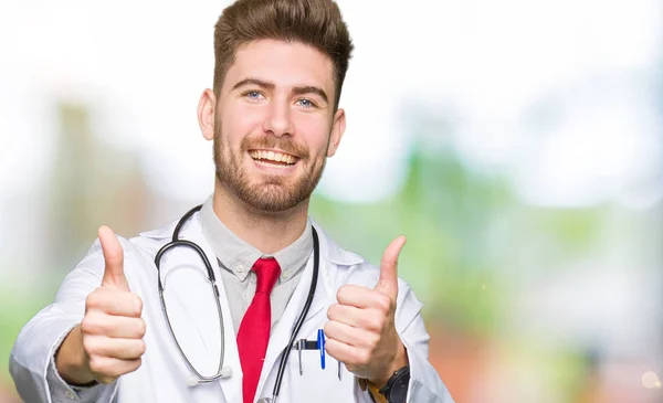 Νέος Ωραίος Γιατρός Άνδρας Φοράει Παλτό Ιατρική Έγκριση Κάνει Θετική — Φωτογραφία Αρχείου