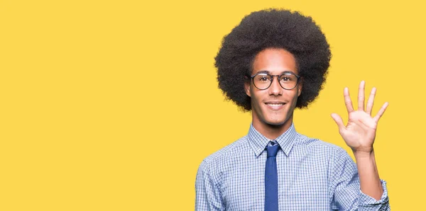 若いアフリカ系アメリカ人ビジネスの男性眼鏡を指で上向きの表示とアフロの髪と数は自信を持って 幸せな笑みを浮かべている間 — ストック写真