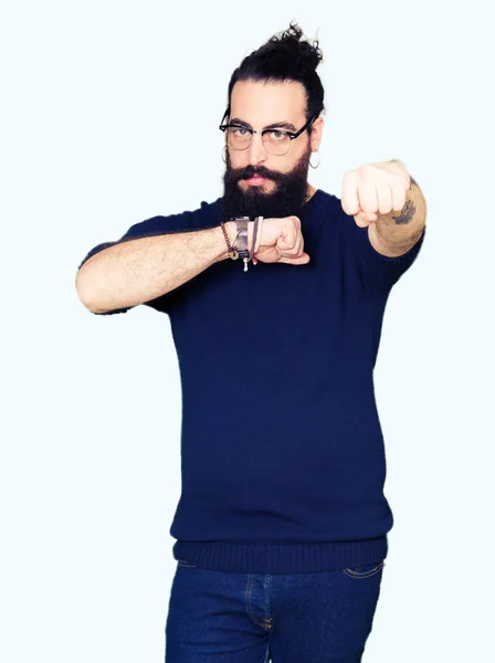 Jovem Hipster Com Cabelos Longos Barba Usando Óculos Punho Punho — Fotografia de Stock