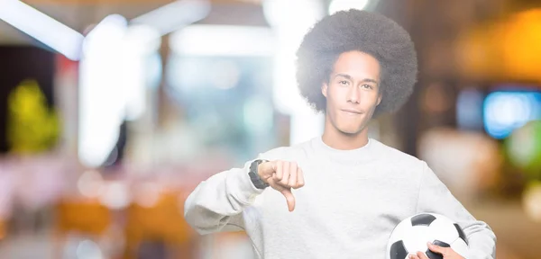 Молодий Афроамериканець Людиною Афро Волосся Проведення Футбол Футбольний Сердитися Обличчя — стокове фото