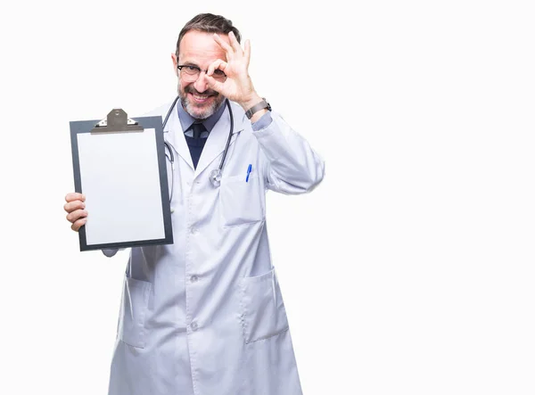 Idade Média Idoso Hoary Médico Homem Segurando Prancheta Isolado Fundo — Fotografia de Stock