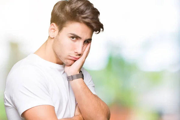 Joven Hombre Guapo Con Camiseta Blanca Sobre Fondo Aislado Pensando — Foto de Stock