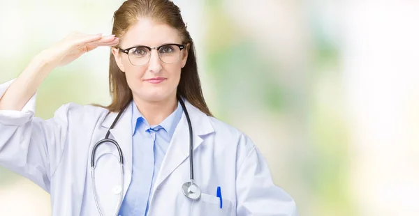中年成熟医生妇女穿着医疗外套在孤立的背景示意与手显示大和大尺寸的标志 测量符号 看着镜头微笑 测量概念 — 图库照片